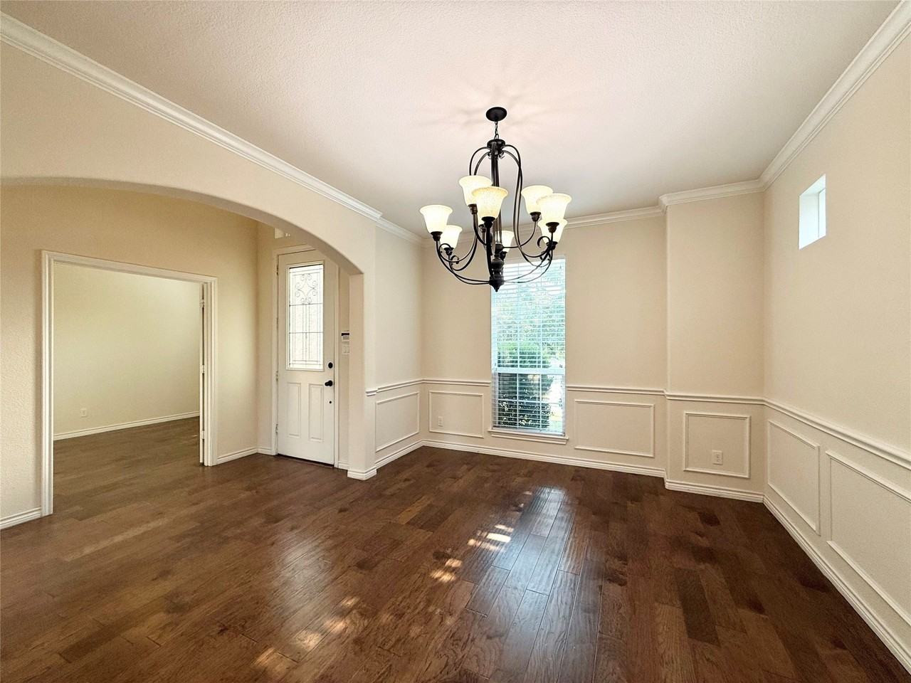 5021 Sunwood Cir - Photo 3 of 36