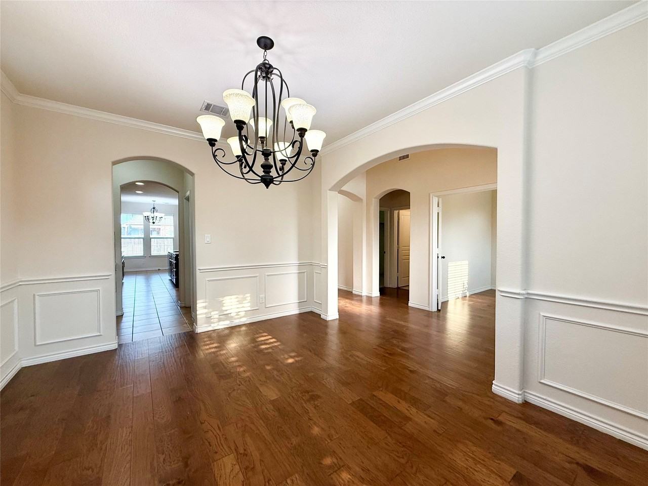 5021 Sunwood Cir - Photo 4 of 36