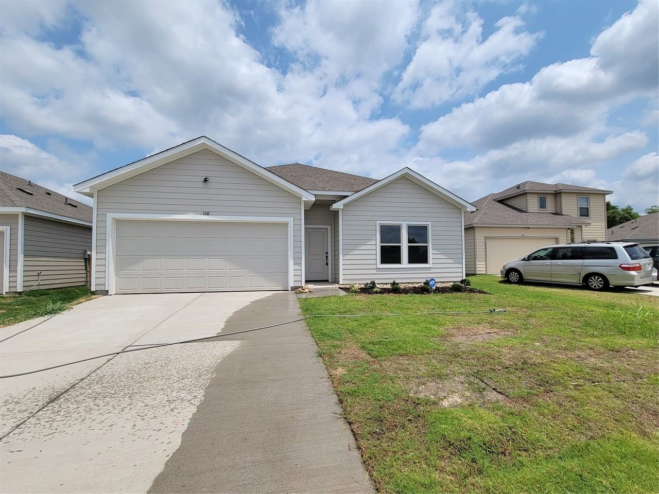 108 Canales Cir - Photo 2 of 26