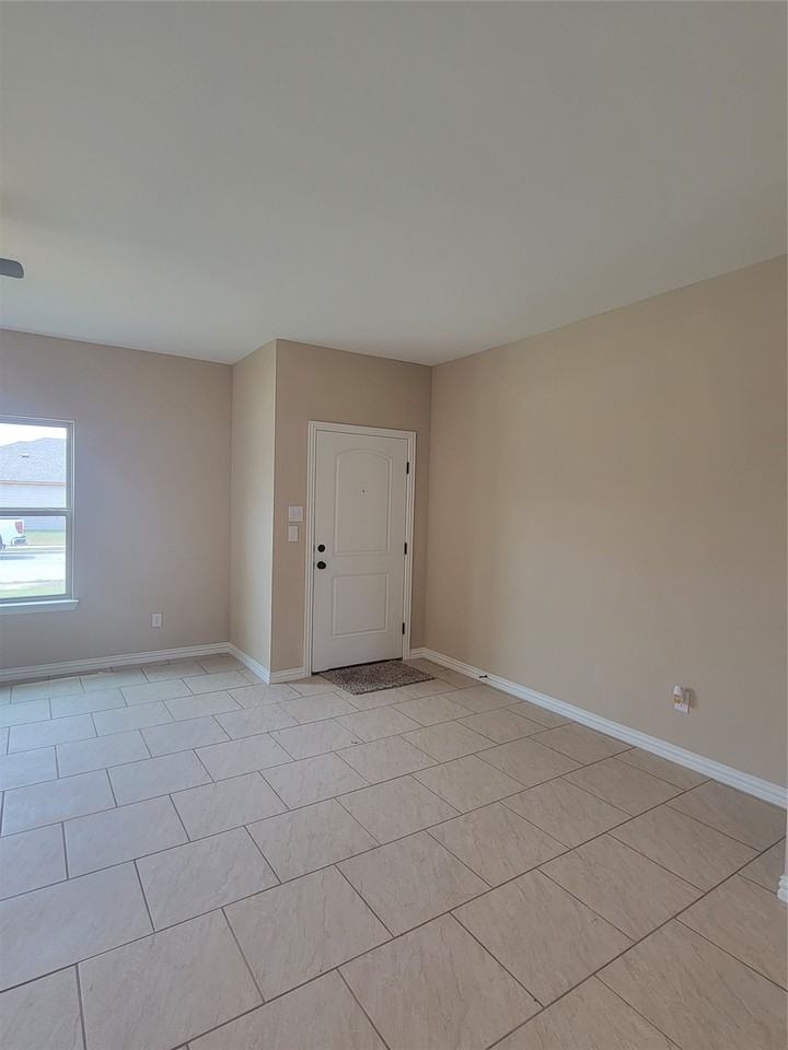 108 Canales Cir - Photo 3 of 26