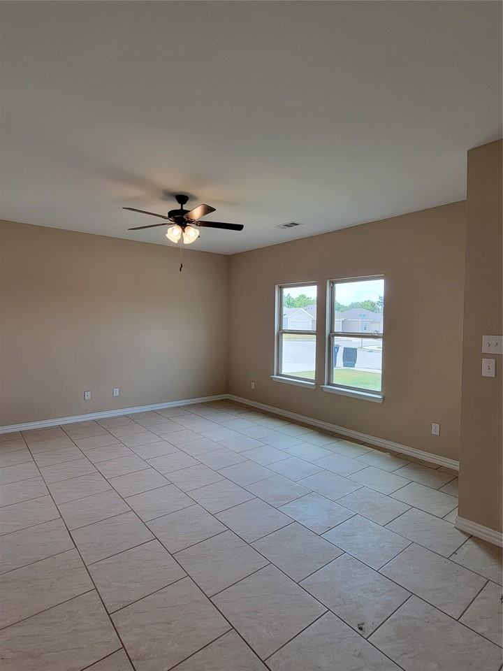 108 Canales Cir - Photo 4 of 26