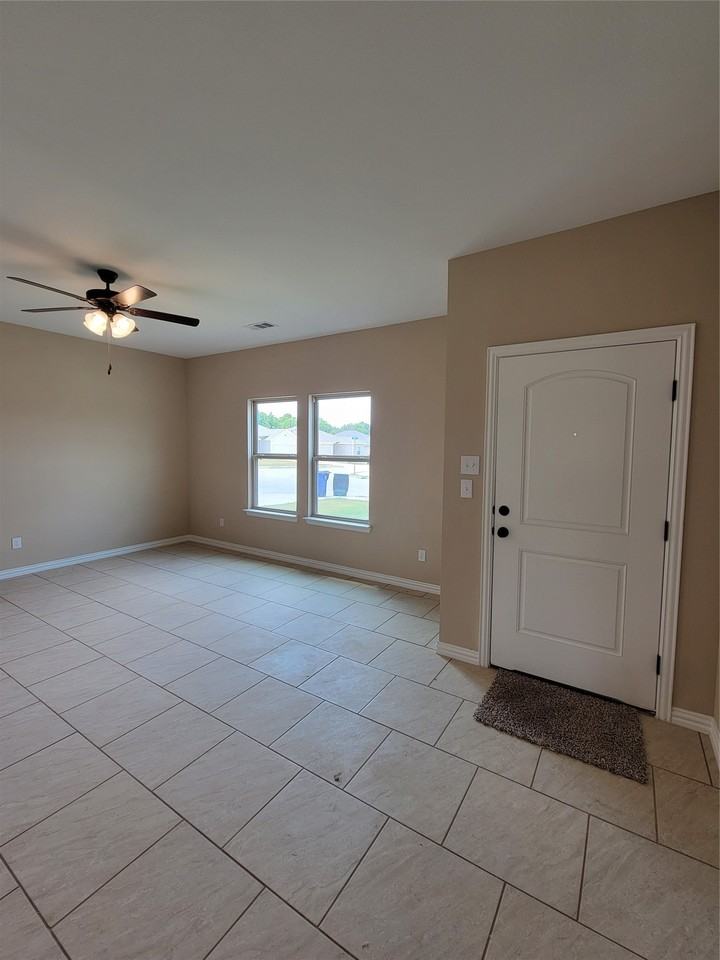 108 Canales Cir - Photo 5 of 26
