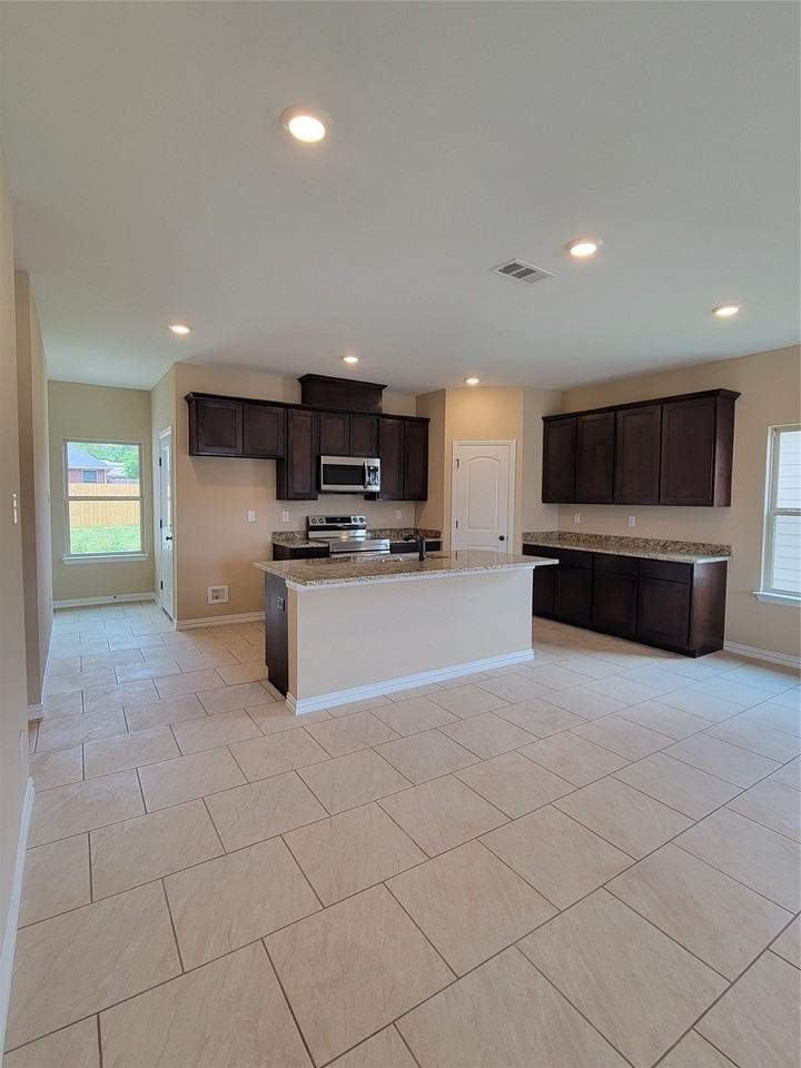 108 Canales Cir - Photo 6 of 26