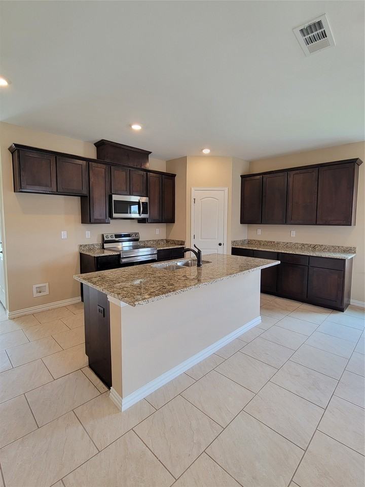 108 Canales Cir - Photo 7 of 26