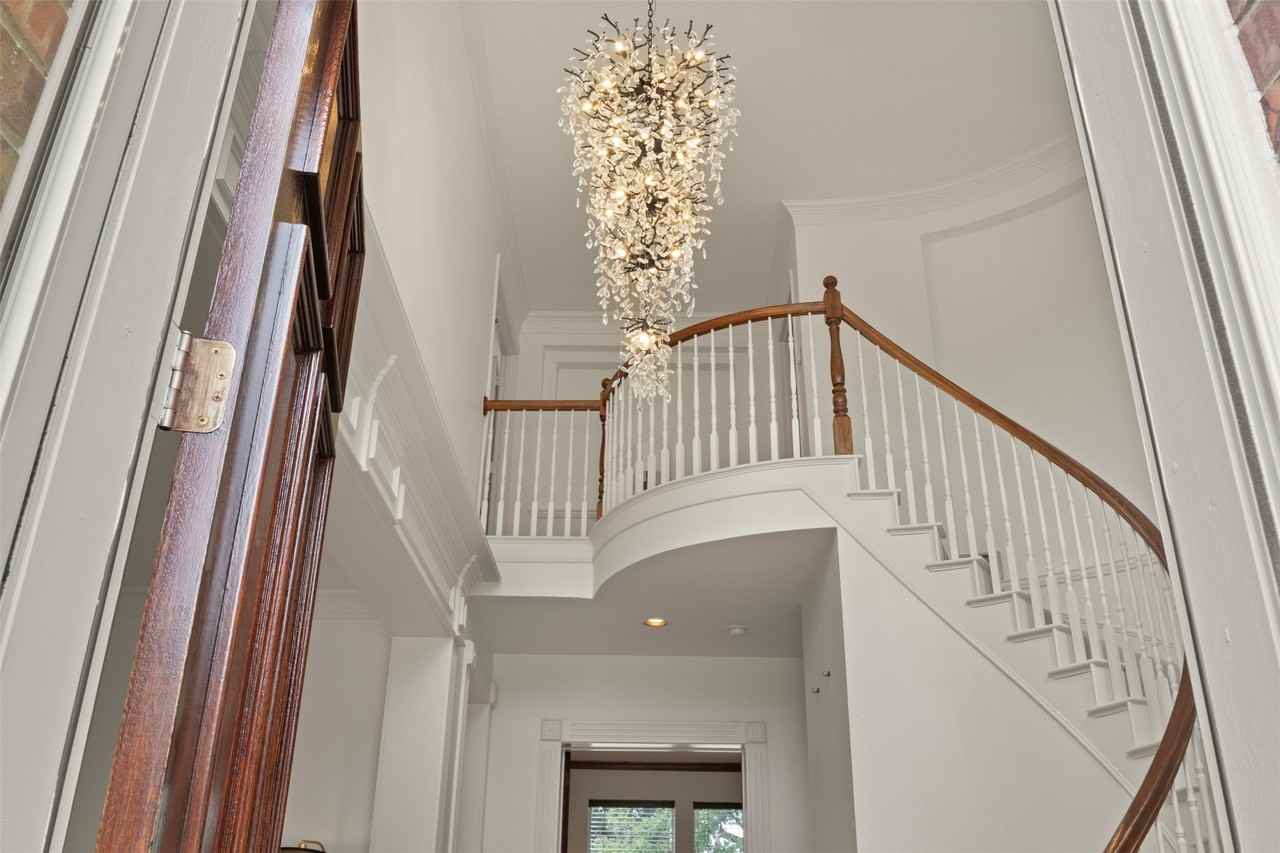 1207 Conroe Dr - Photo 3 of 40
