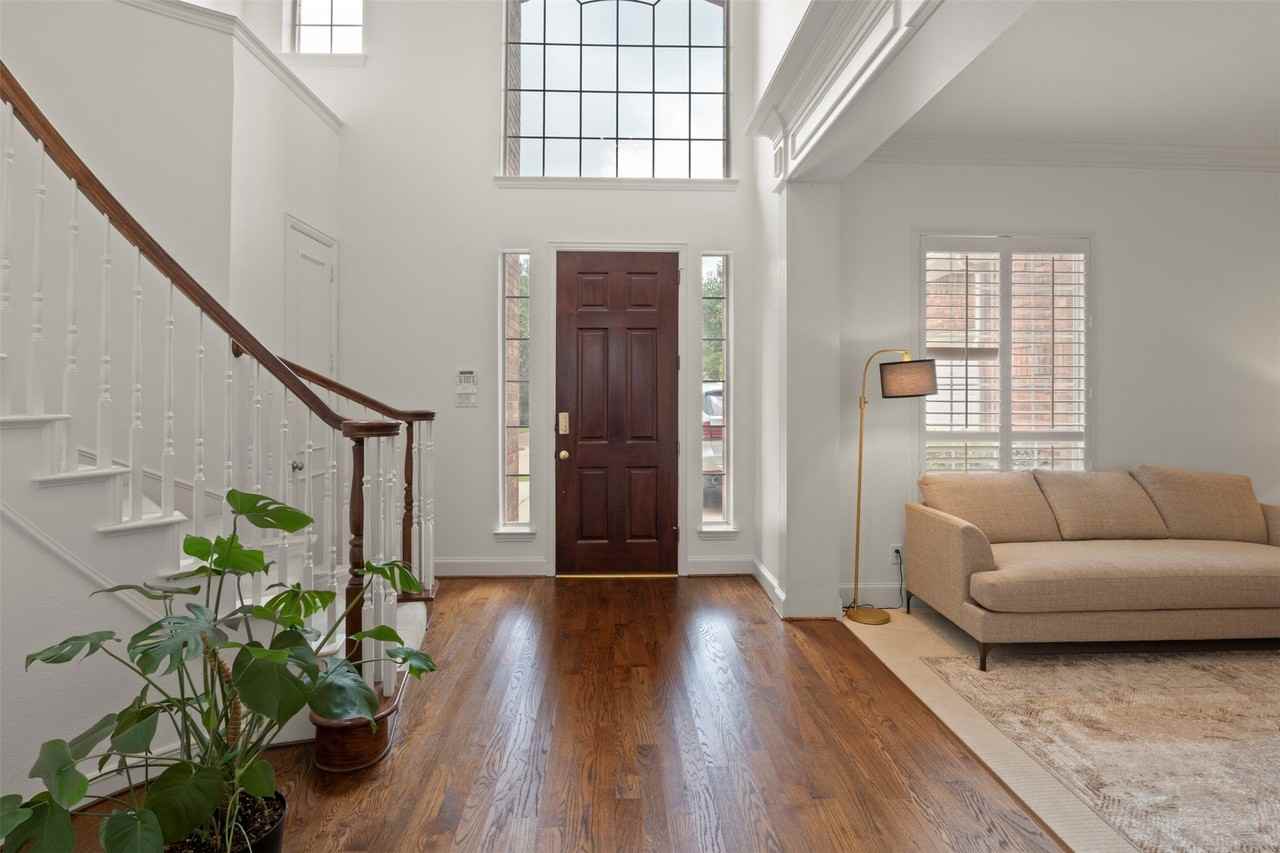 1207 Conroe Dr - Photo 4 of 40