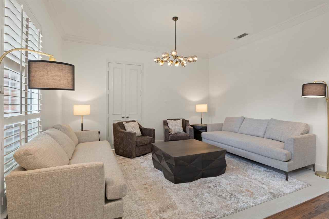 1207 Conroe Dr - Photo 5 of 40