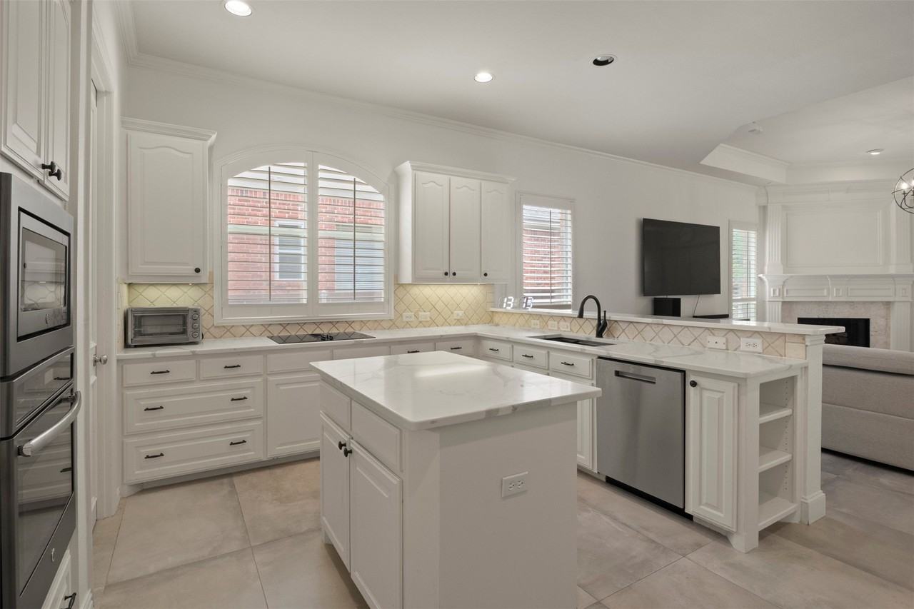 1207 Conroe Dr - Photo 7 of 40
