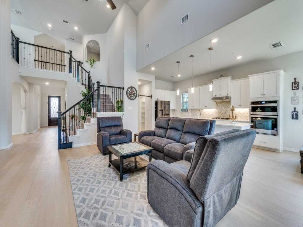 2094 Creekbluff Cir - Photo 4 of 31
