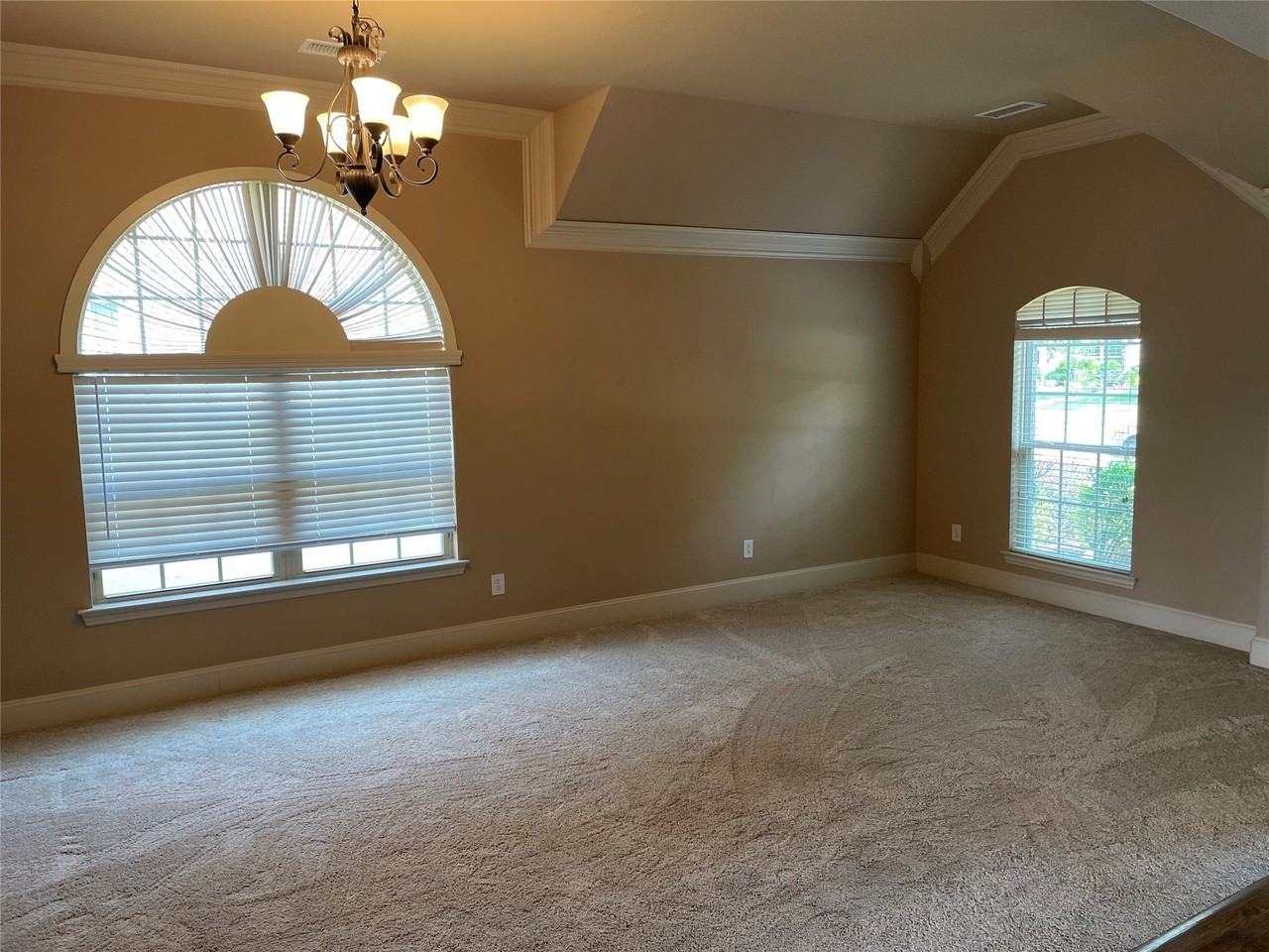 1011 Hot Springs Dr - Photo 2 of 12