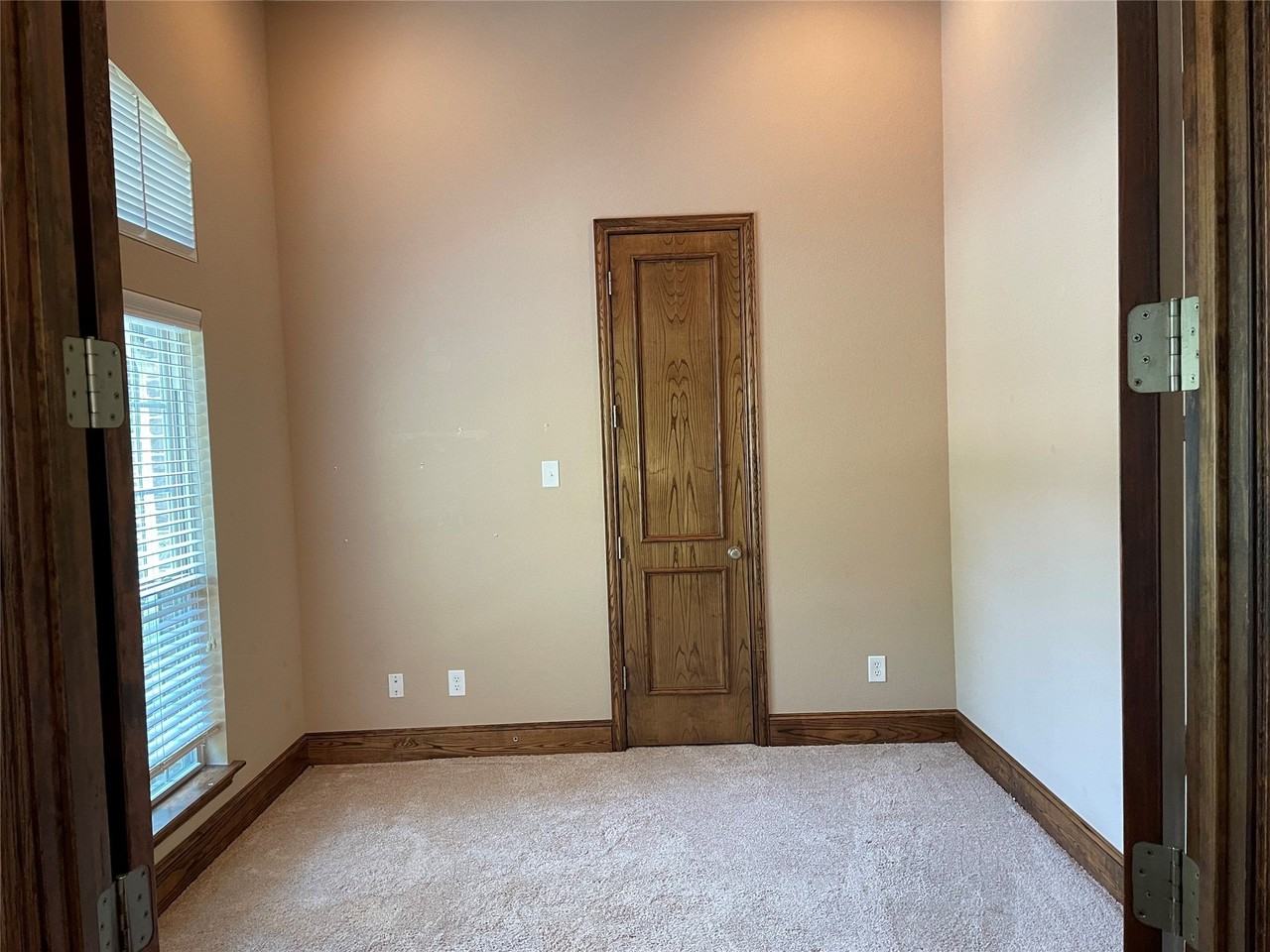 1011 Hot Springs Dr - Photo 3 of 12