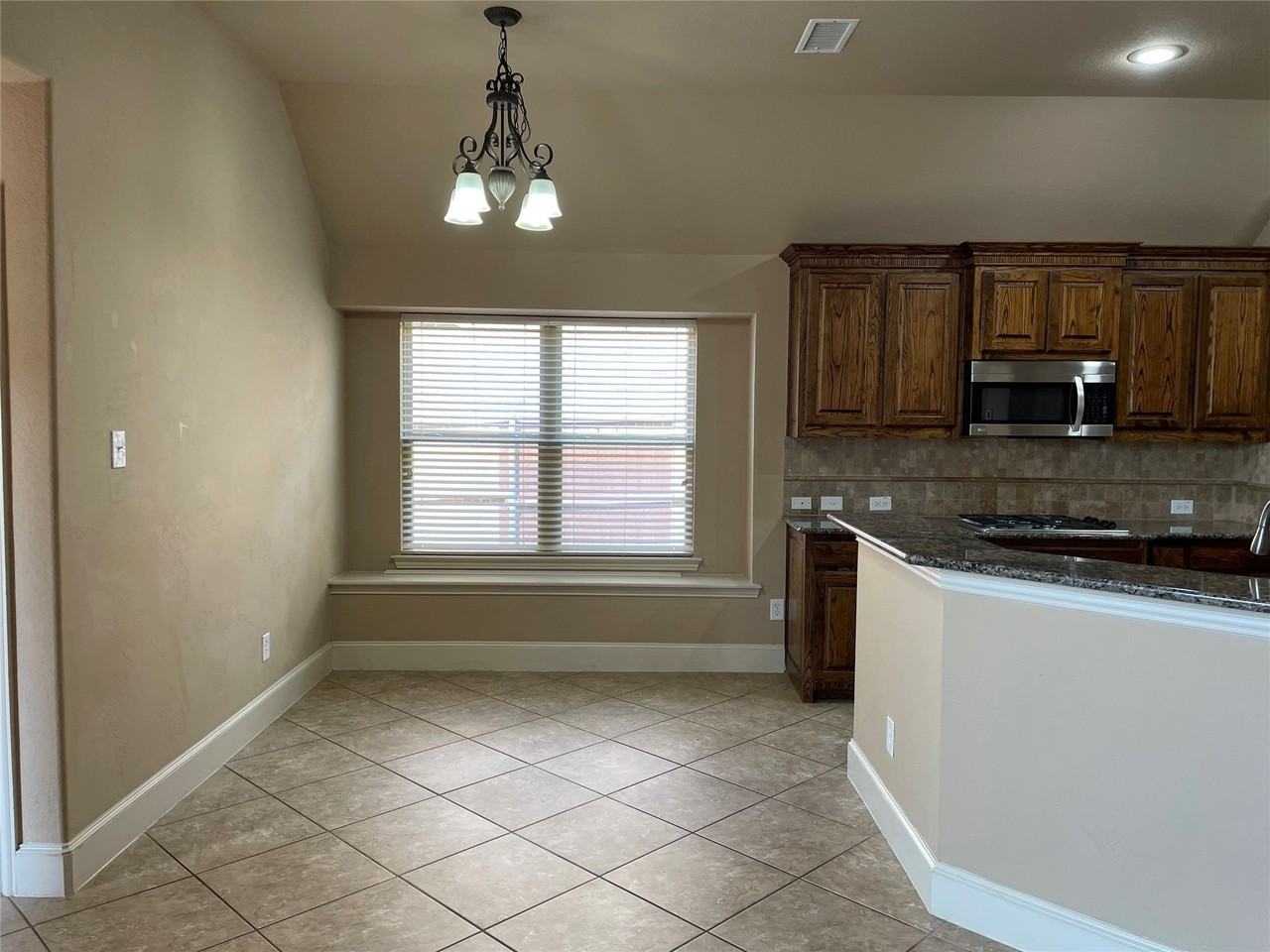 1011 Hot Springs Dr - Photo 5 of 12