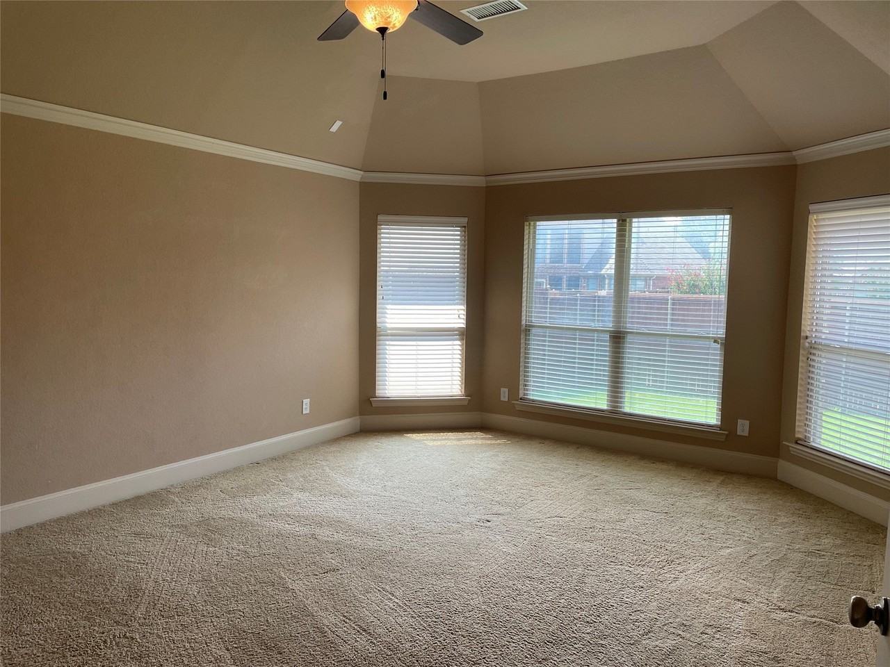 1011 Hot Springs Dr - Photo 7 of 12