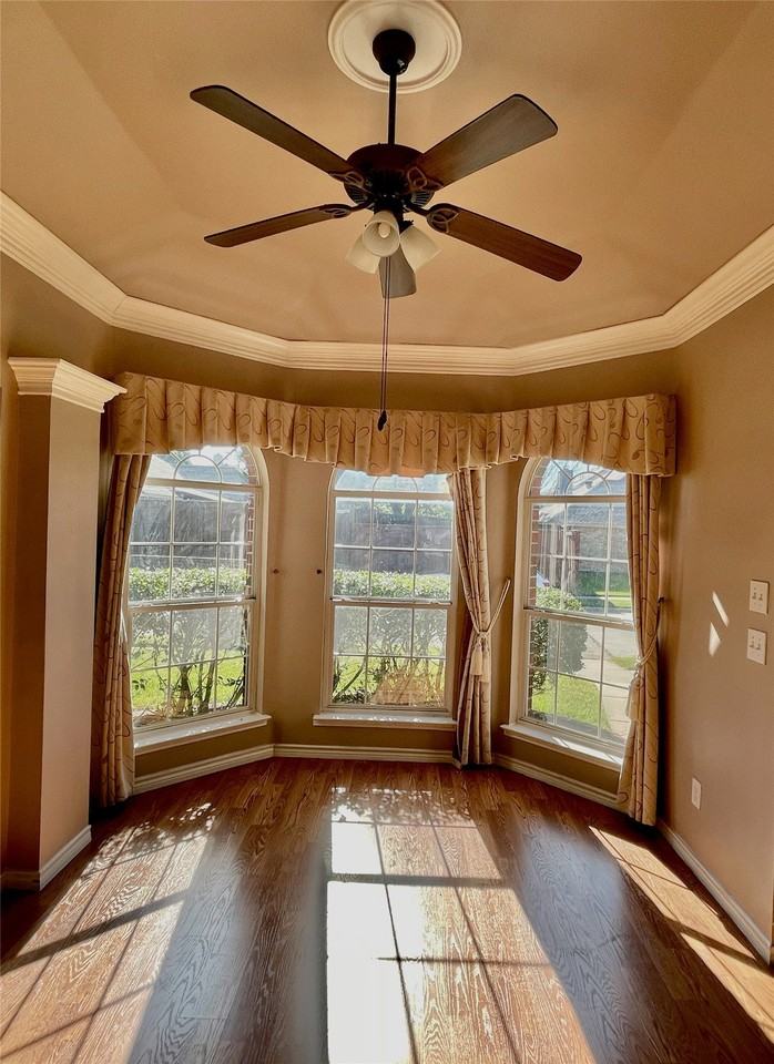 1425 Landsford Dr - Photo 2 of 19
