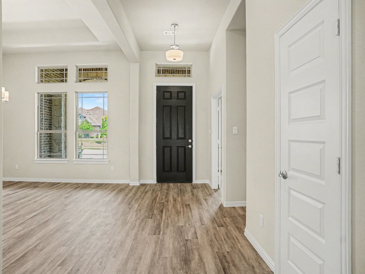 706 Alaina Dr - Photo 6 of 31