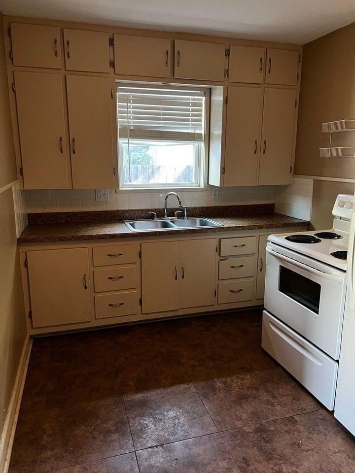 833 En 15th St - Photo 3 of 5