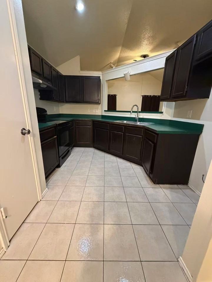 1607 Windmill Ln - Photo 4 of 9