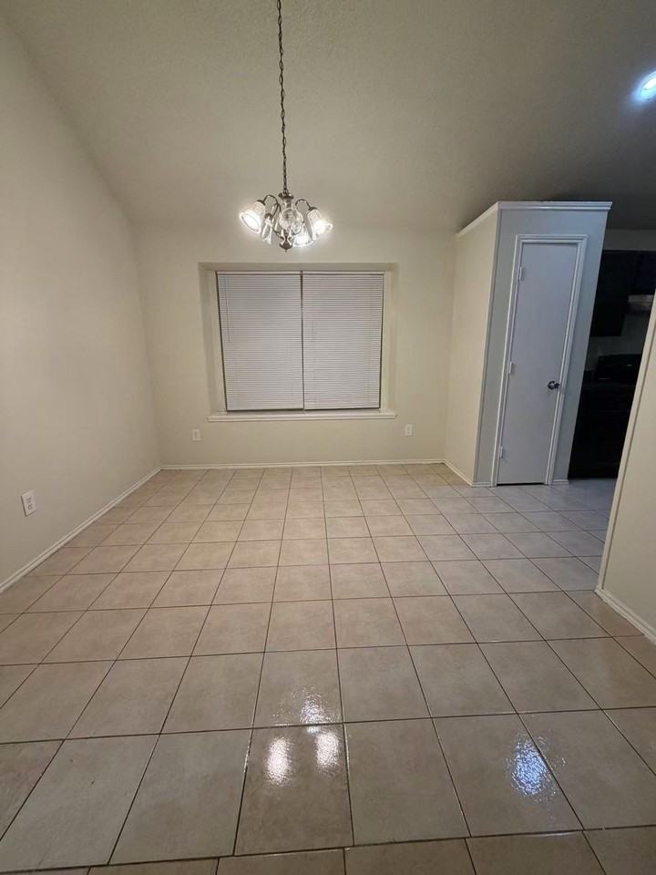 1607 Windmill Ln - Photo 7 of 9