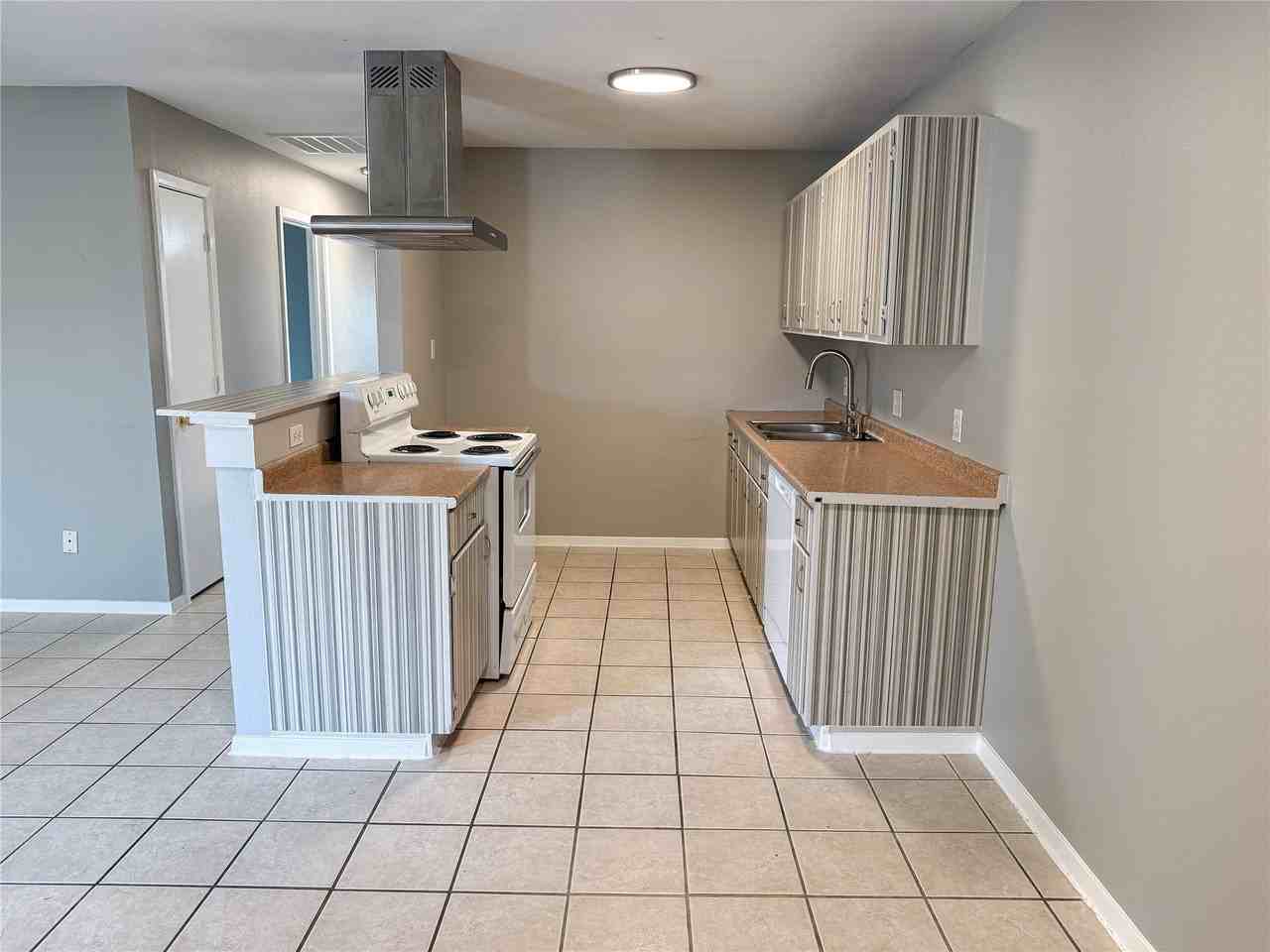 1906 San Rafael St - Photo 5 of 15