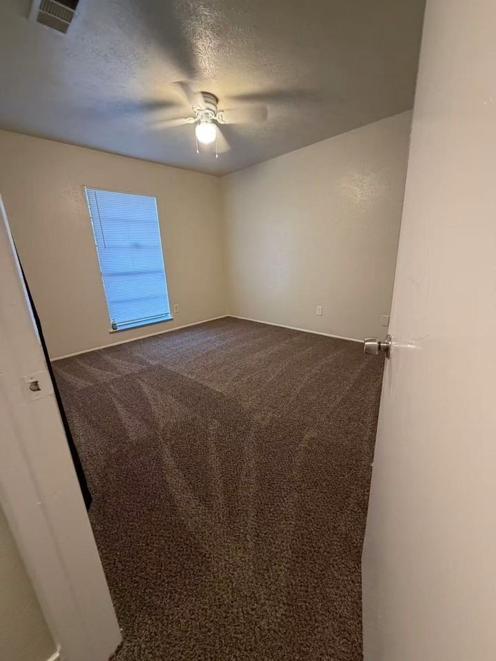 530 Windsor Dr - Photo 6 of 8