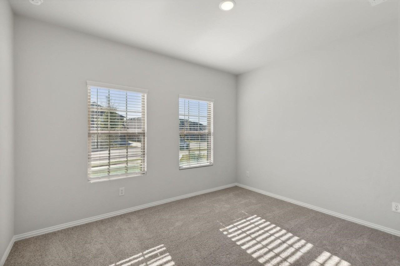 1907 Rolling Ridge Dr - Photo 2 of 36