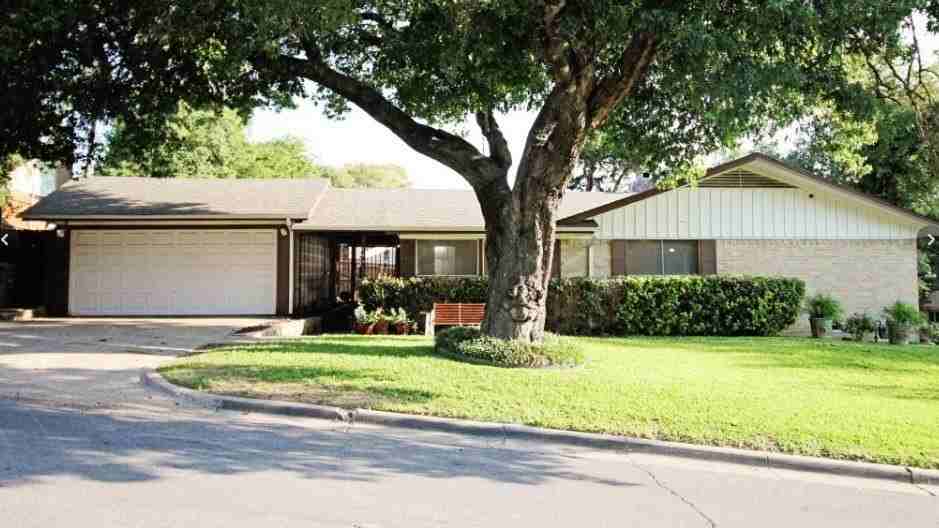 4315 Woodstock Dr - Photo 2 of 28
