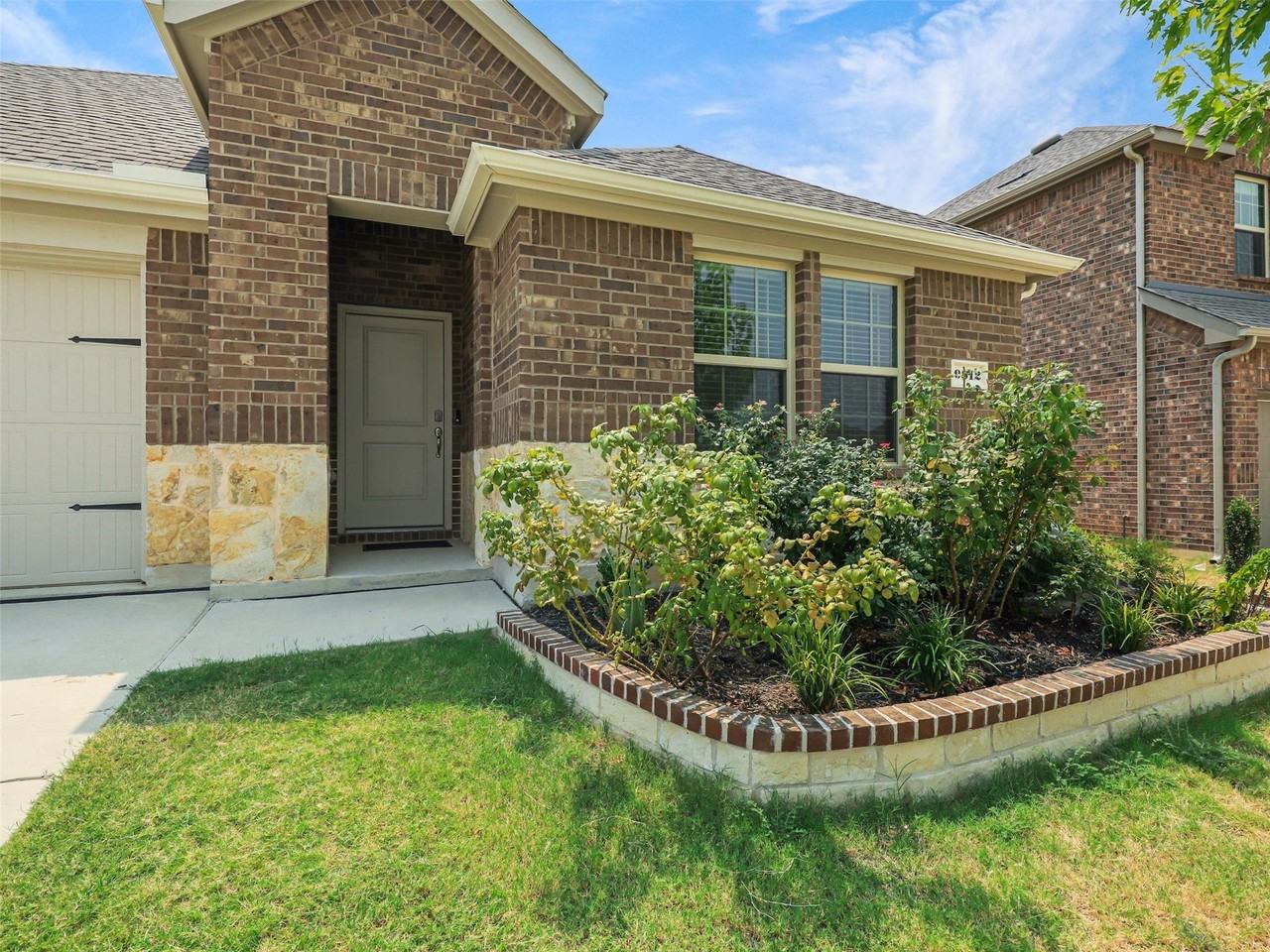 9812 Autumn Leaves Ln - Photo 2 of 38