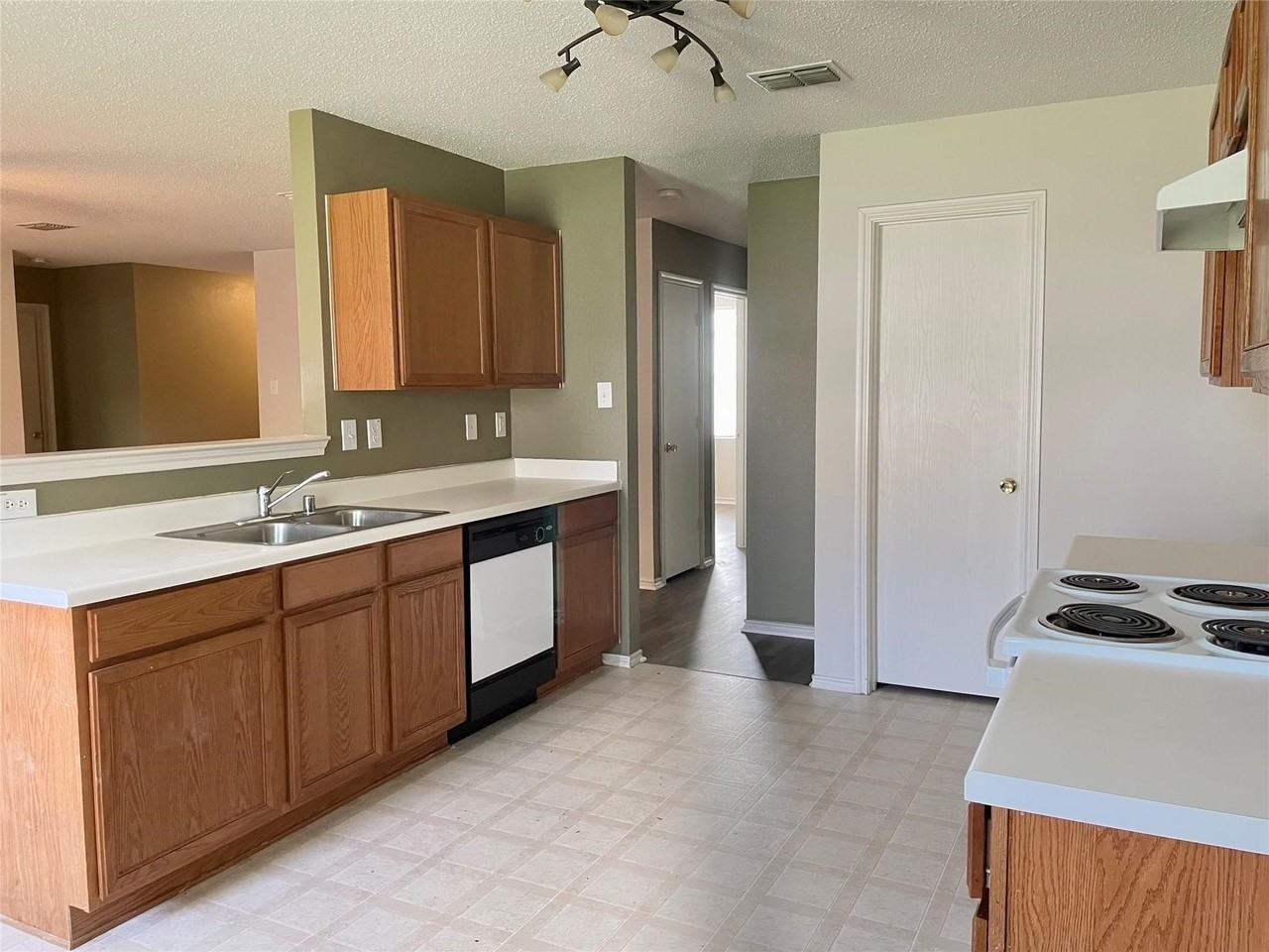 3704 Mariner St - Photo 5 of 17