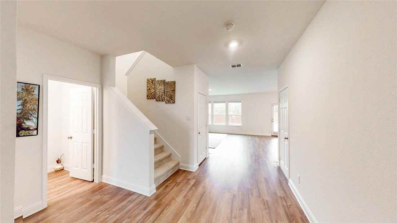 1200 Lancaster Dr - Photo 5 of 32