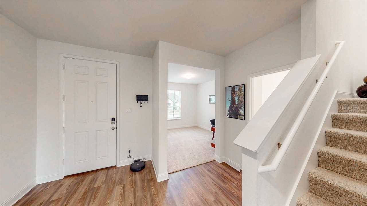 1200 Lancaster Dr - Photo 6 of 32