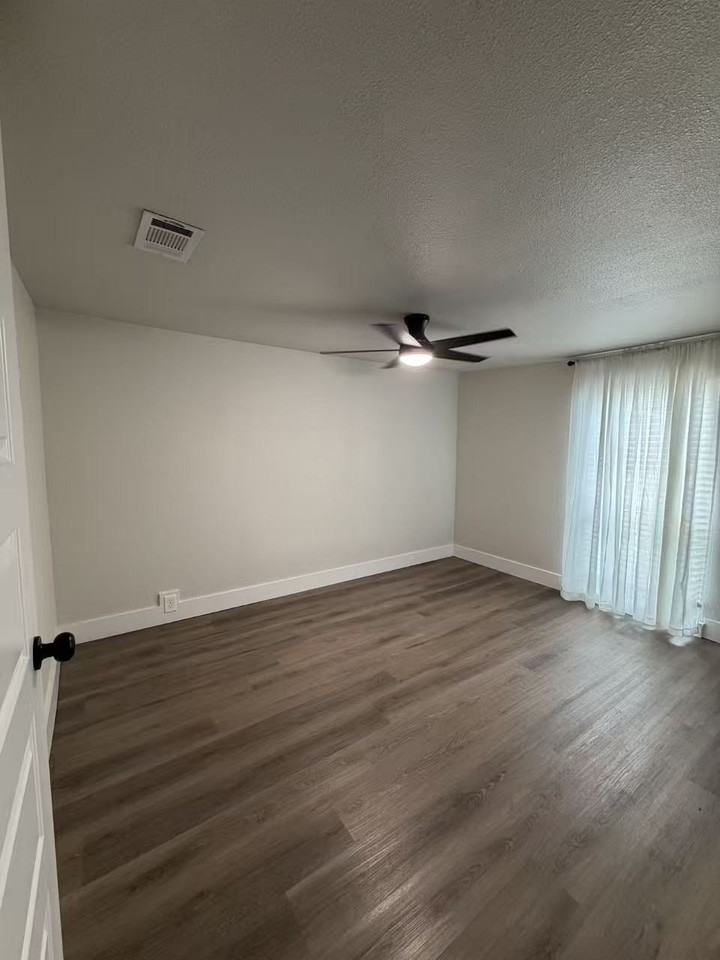 207 Austin St #B - Photo 5 of 8