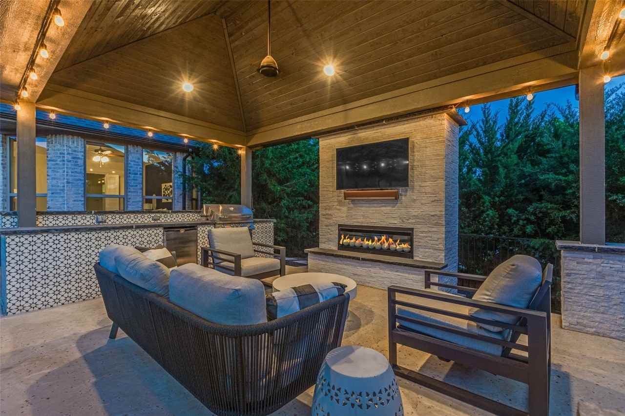 10215 Blackenhurst Ln - Photo 4 of 39