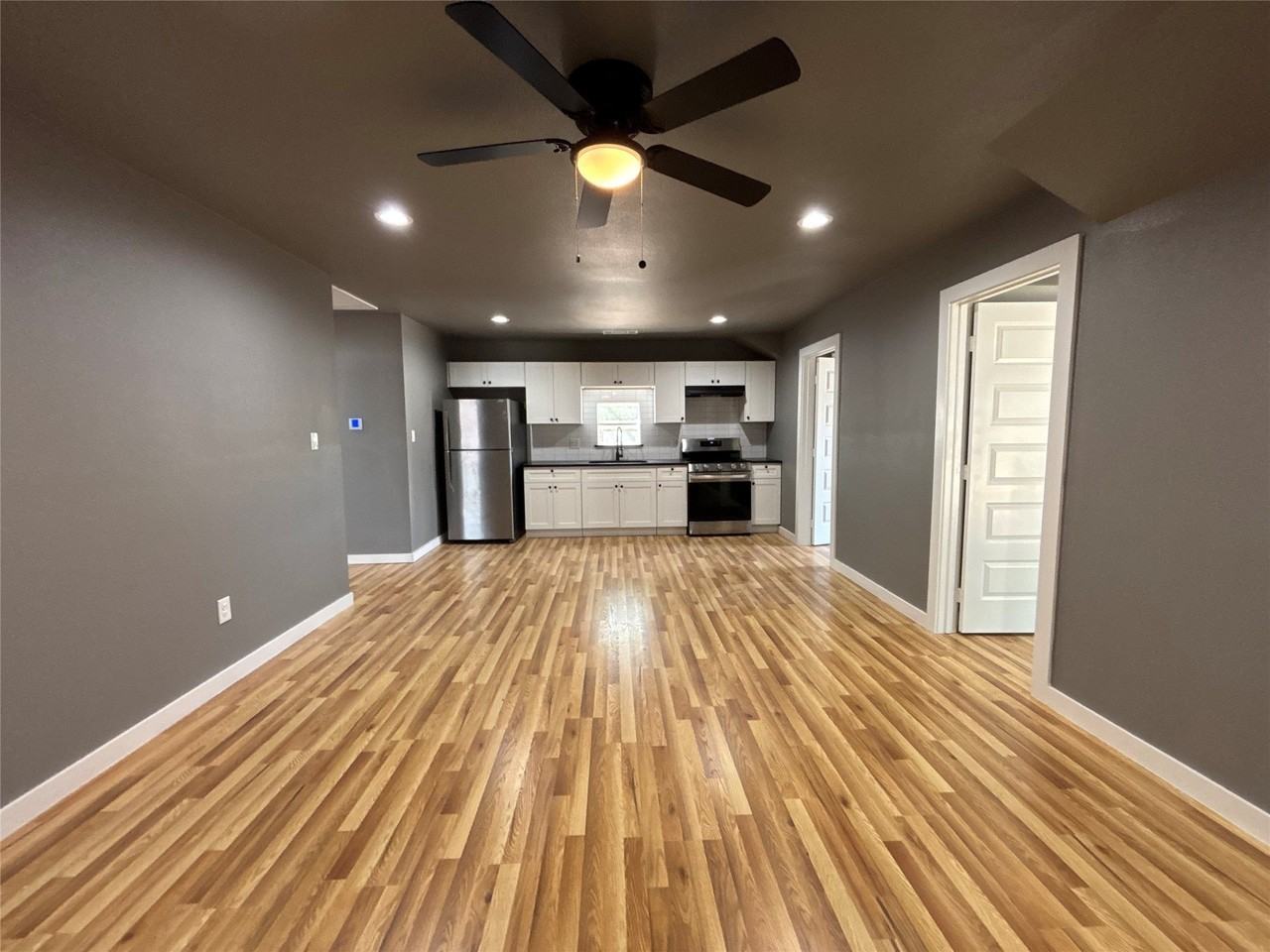 410 S Kaufman St - Photo 2 of 14
