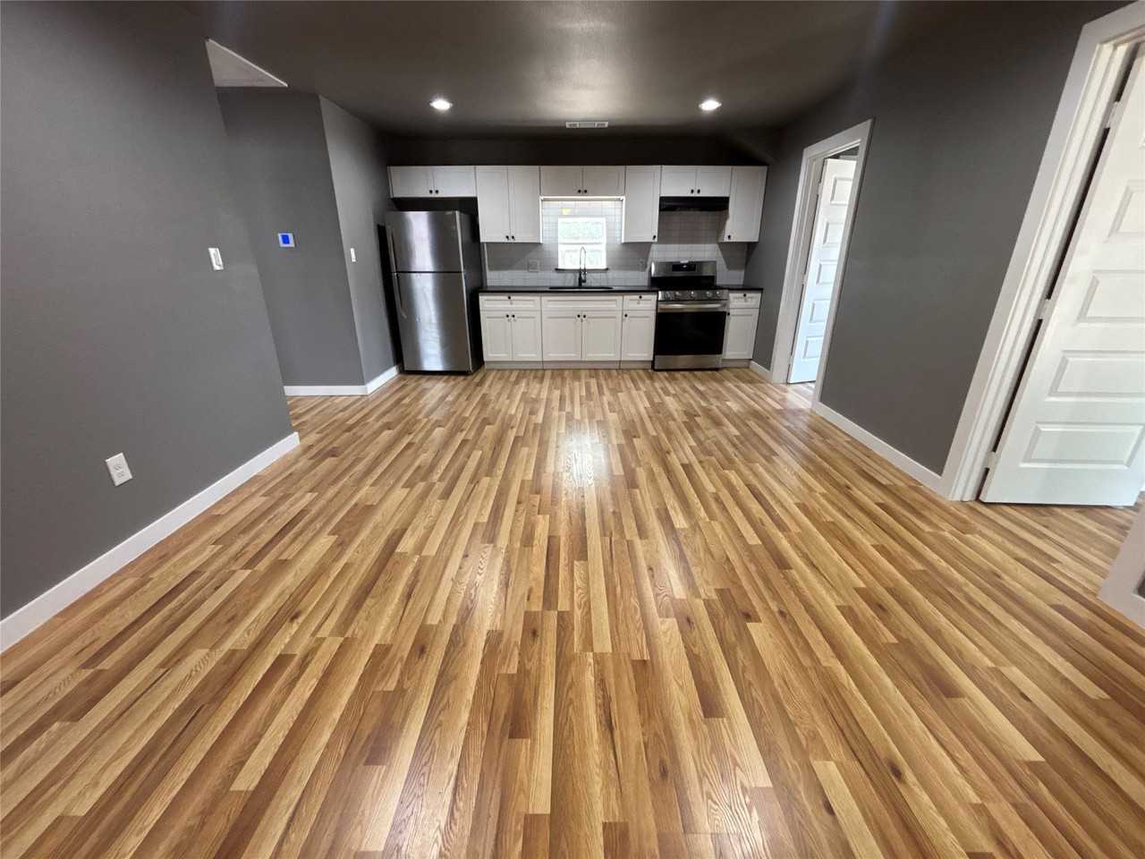 410 S Kaufman St - Photo 3 of 14