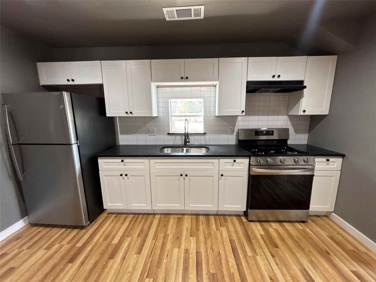 410 S Kaufman St - Photo 4 of 14