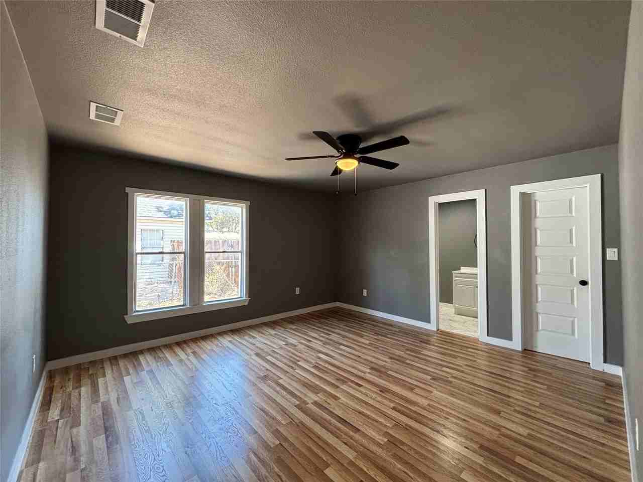 410 S Kaufman St - Photo 6 of 14