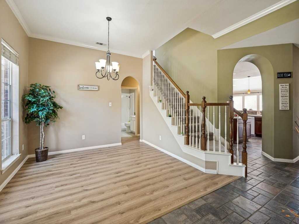 5908 Southmoor Ln - Photo 4 of 24