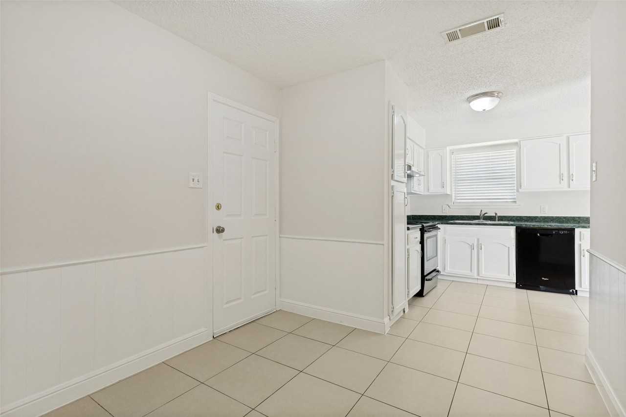 5420 Prince Dr - Photo 6 of 12