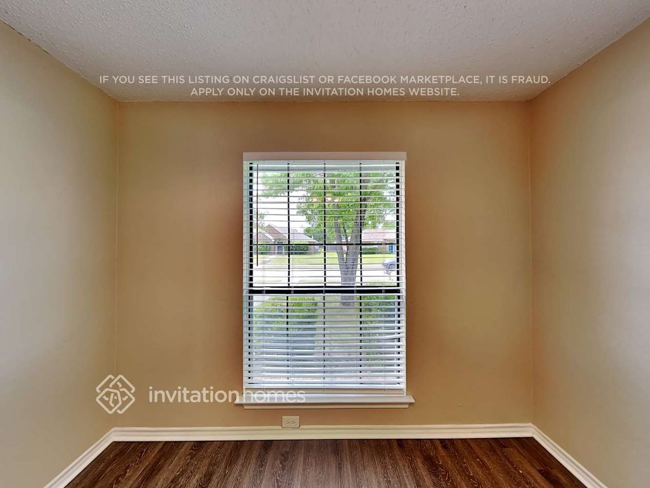 2306 Lakeshore Ln - Photo 4 of 18