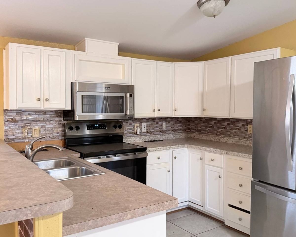 498 Yolanda St - Photo 3 of 22
