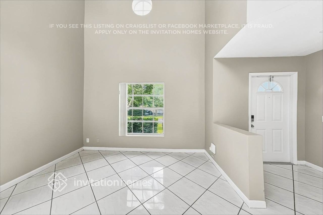 1282 Seagrape Cir - Photo 5 of 20