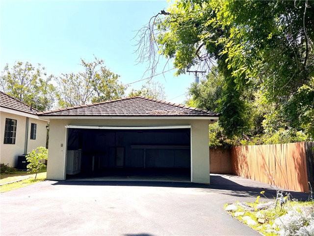 1855 Sharon Pl - Photo 2 of 8