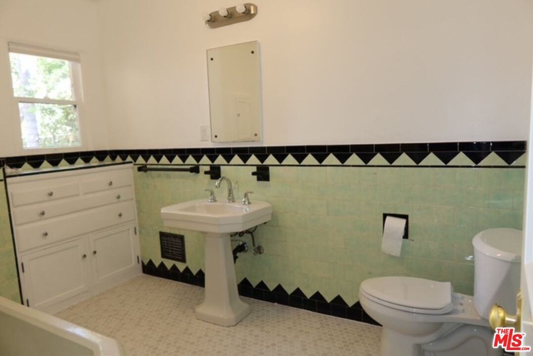 1104 N Maryland Ave - Photo 2 of 8