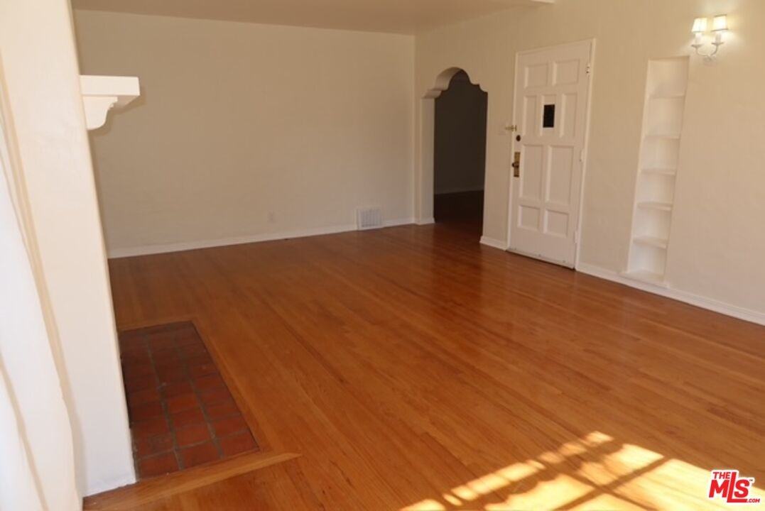 1104 N Maryland Ave - Photo 3 of 8