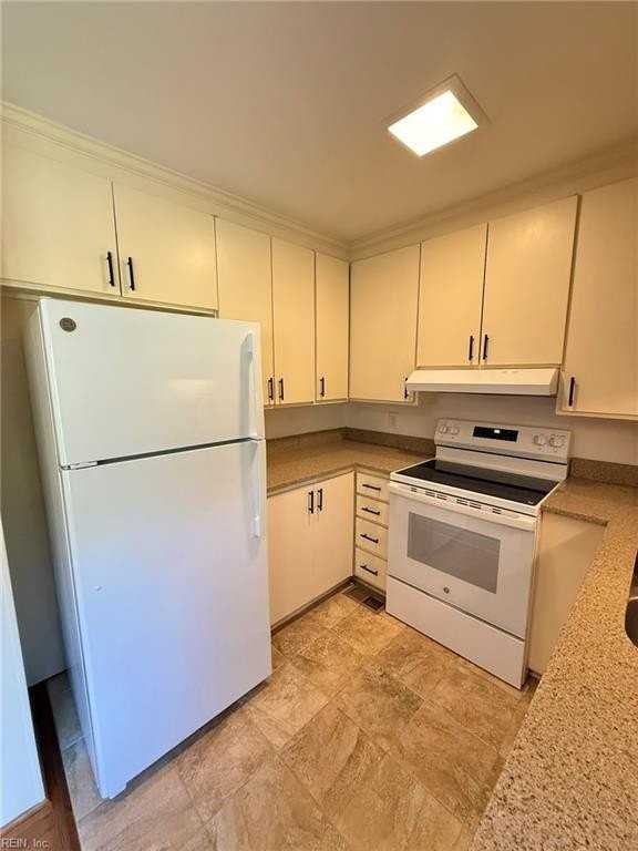 3202 Derby Ln - Photo 4 of 22
