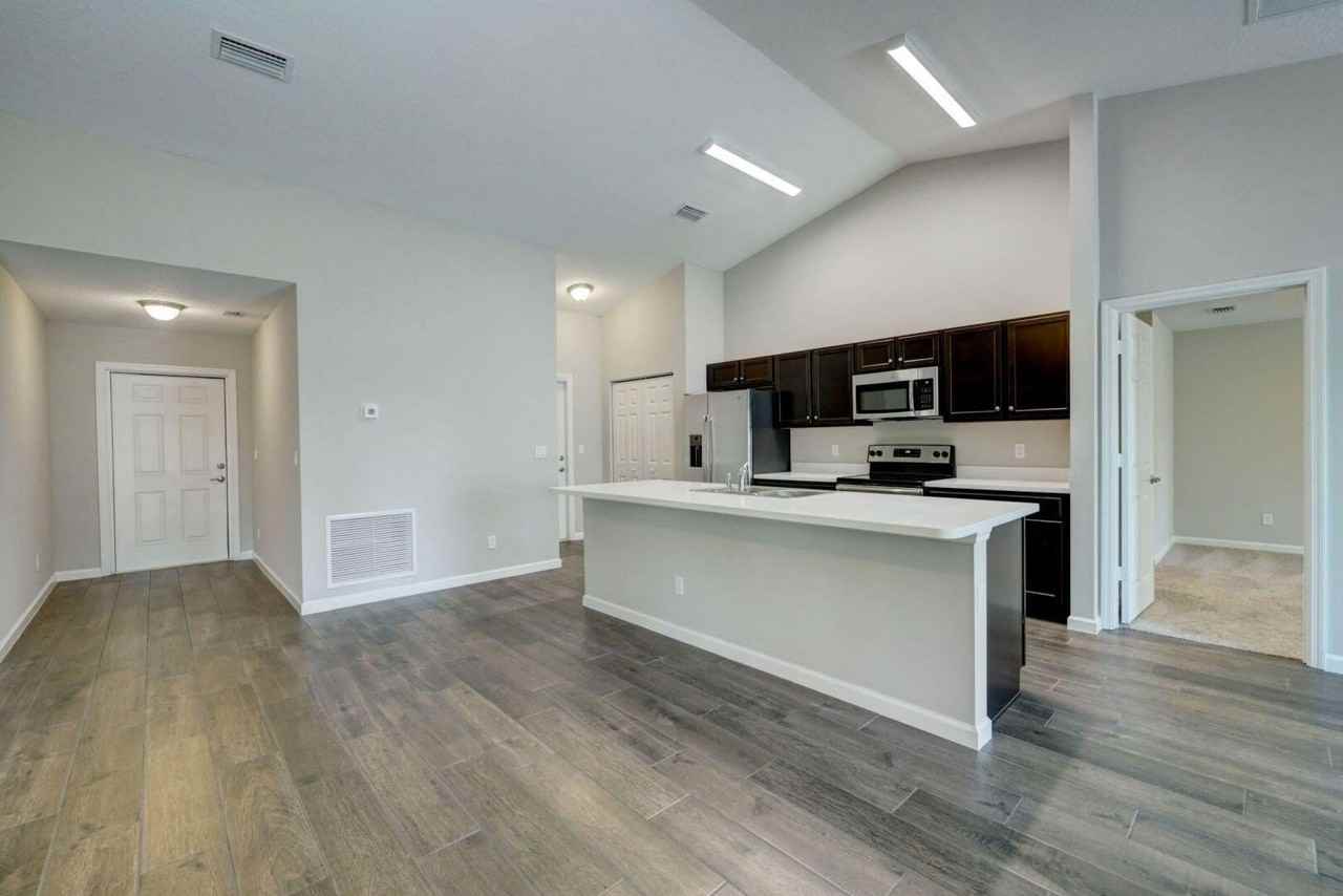 1913 Sw Swift Ave - Photo 2 of 35