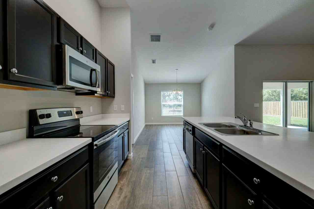 1913 Sw Swift Ave - Photo 6 of 35