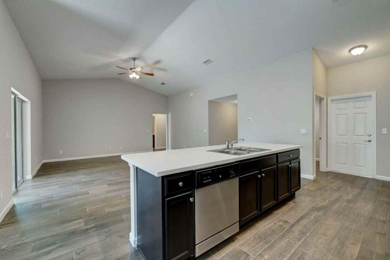 1913 Sw Swift Ave - Photo 7 of 35
