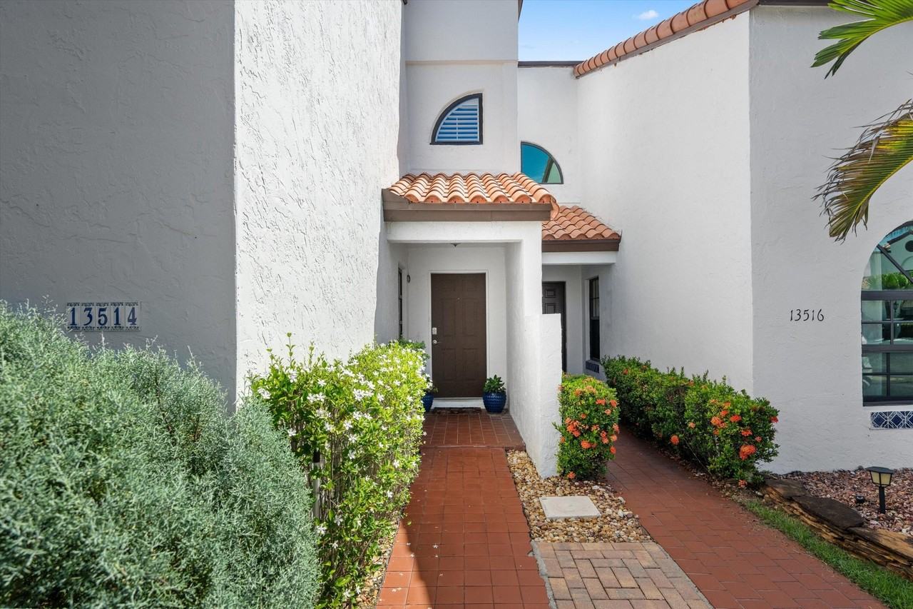 13514 Fountain View Blvd - Photo 3 of 30