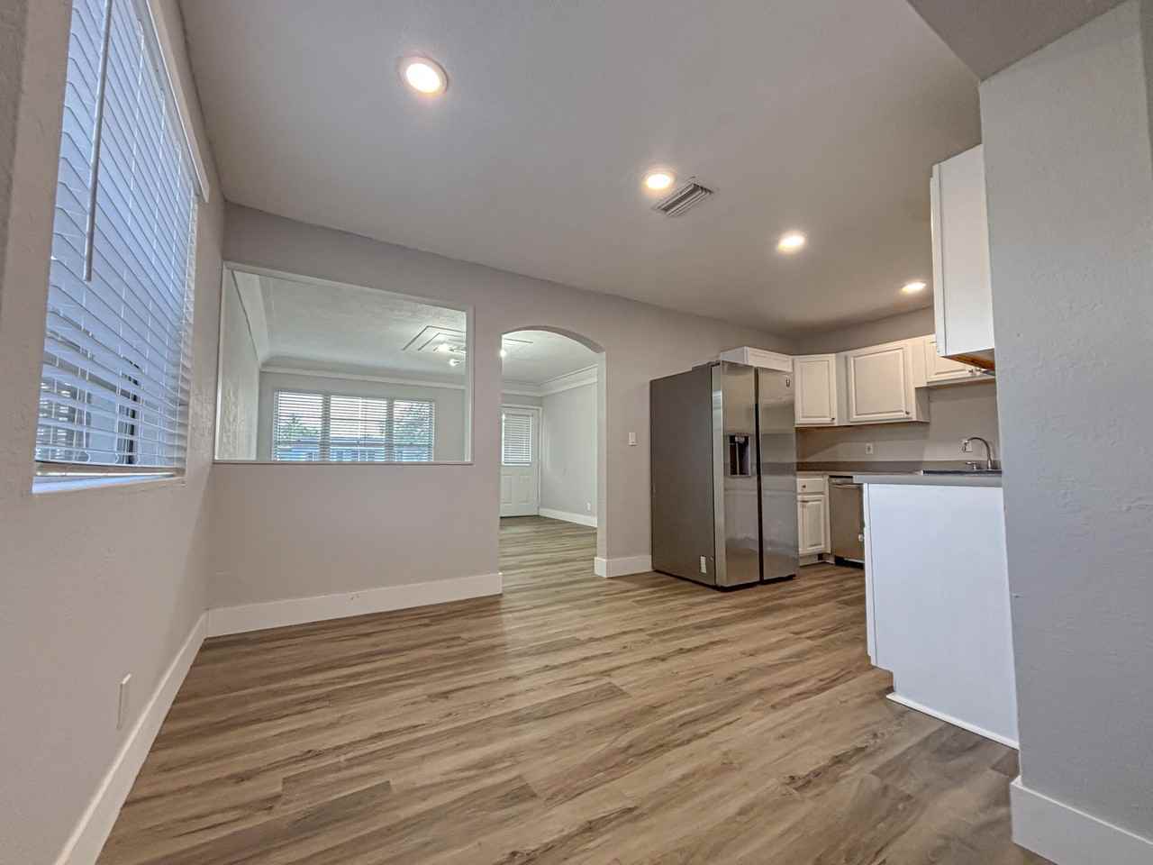 6720 Broadview Blvd - Photo 3 of 40